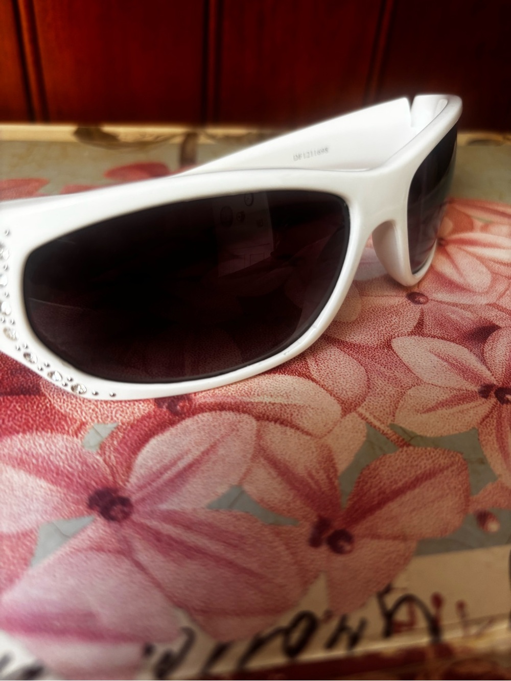 Daisy Fuentes white wrap-around sunglasses vintage Y2K-style - Picture 3 of 12